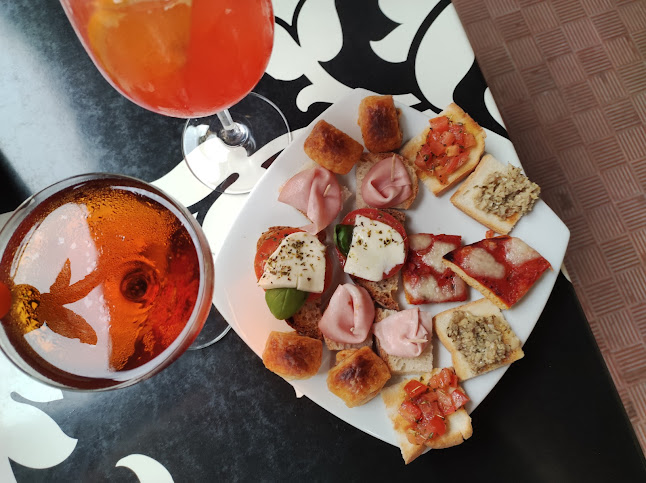 Black and White Cocktail Bar