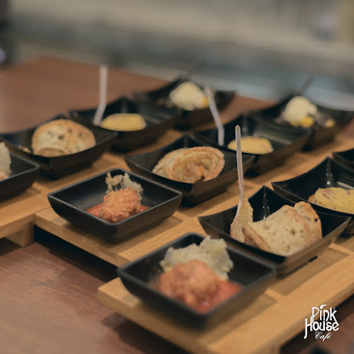 Comentarii opinii despre Pink House