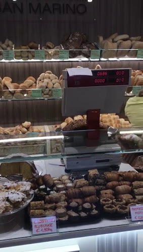 Opinii despre Forno Pasticceria San Marino di Ballestrazzi Silvia e Guerzoni Cristian & C. S.n.c. în Carpi - Ristorazione