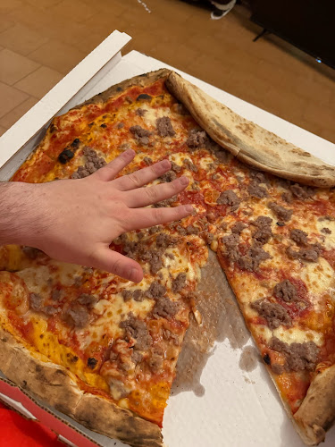 Pizza Acrobatica Open Times