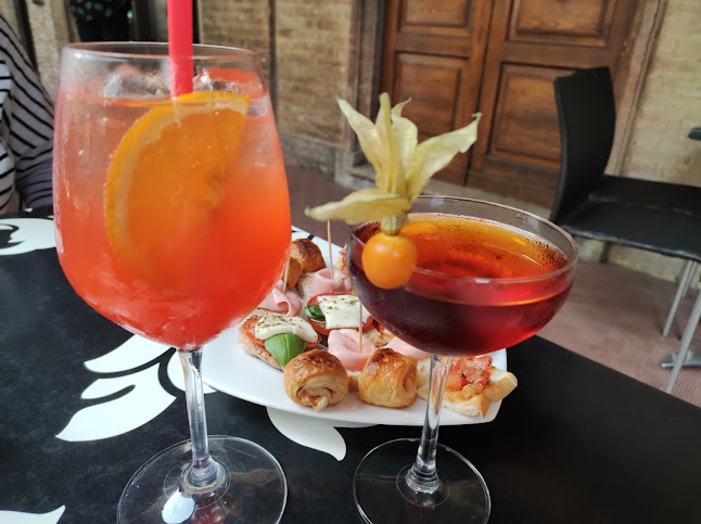 Black and White Cocktail Bar - Ristorazione