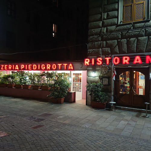 http://www.ristorantepiedigrotta.com/