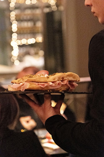 Comments and reviews of Qubbí