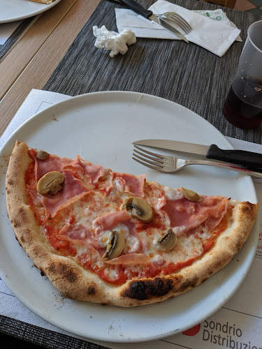 Opinii despre Lo Scrocchiaro Pizzeria în Tirano - Ristorazione